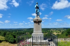 Monument dorpje verderop