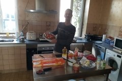 Ton bereidt een uitgebreide paasbrunchluner