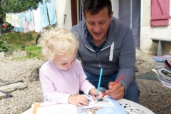 papa Nick helpt Lilly kleuren
