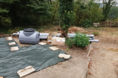 spullen voor de septic tank staan klaar