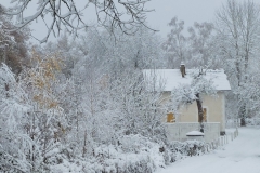 spoorhuisje in de sneeuw