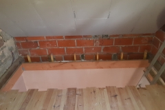 hier komt de trap in de logeerkamer uit