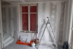 radiator hangt inmiddels ook, ik kan gaan inrichten