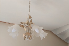 muren gedaan, plafond door Theo gedaan en kroonluchter hangt