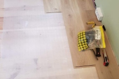 start van een nieuwe vloer in de slaapkamer