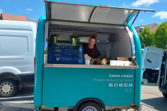 foodtruckje op de markt in Auzances